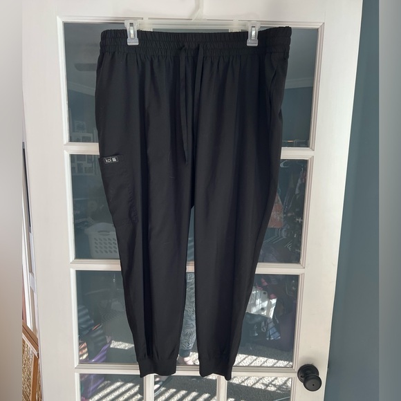 Black scrub set, includes top and bottoms - Picture 9 of 16